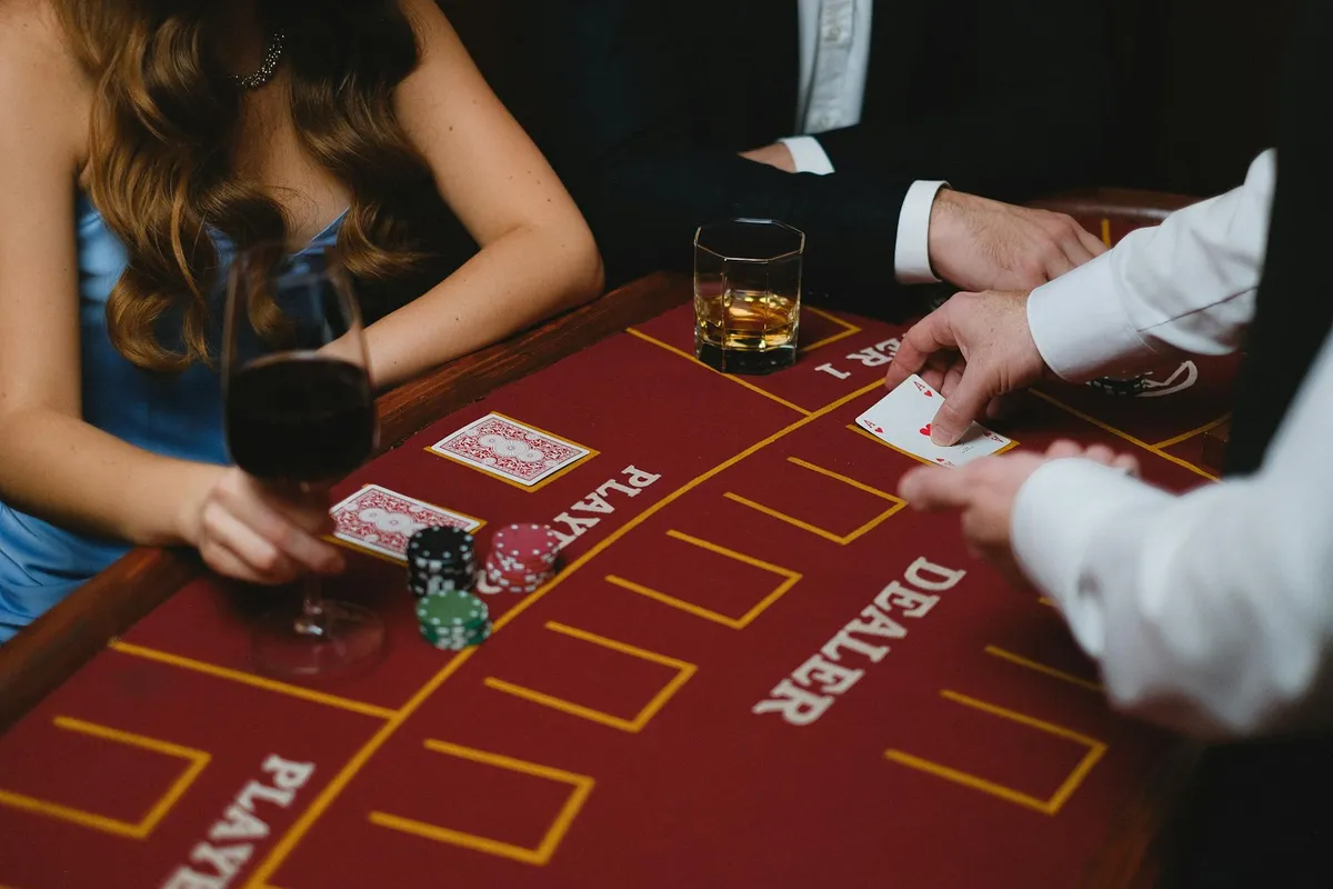 Poker oyuncu blöf yapması stratejik hamle