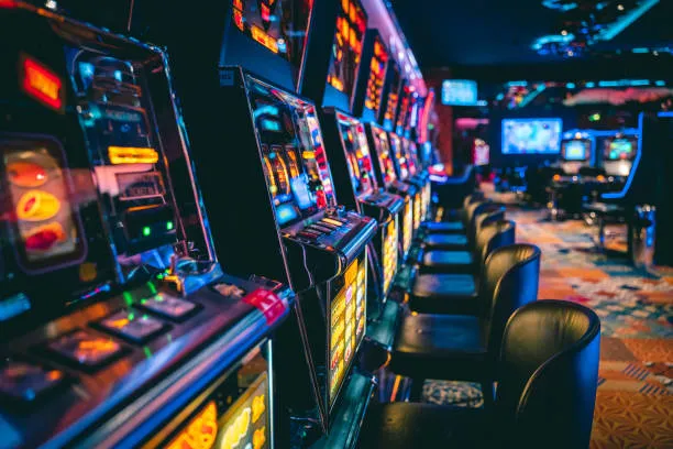 Renkli casino jetonları çeşitli değerlerinde düzenli