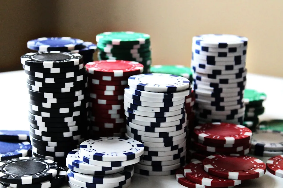 Blackjack oyunu krupiye kart gösteriyor